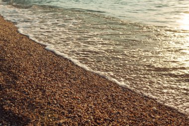 çakıl plajı üzerinde sörf