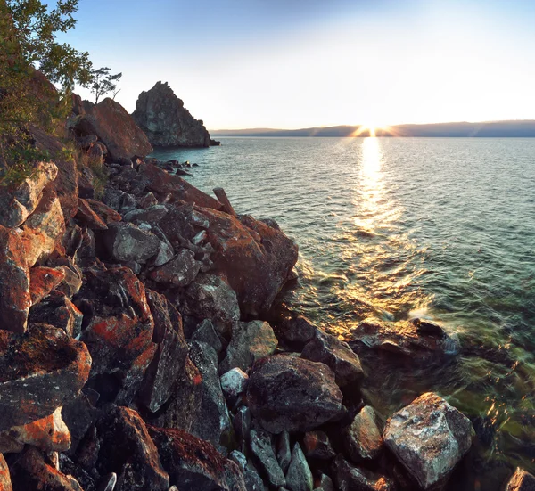 Costa rocciosa sul lago Baikal, Shamanka — Foto Stock