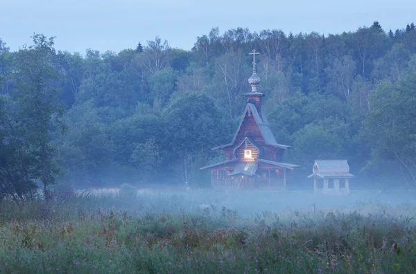 Petite église orthodoxe en bois au crépuscule — Photo