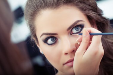 sıvı eyeliner uygulanıyor