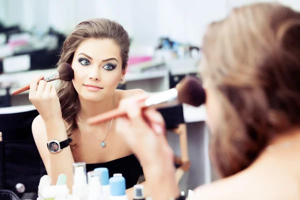 Woman applying rouge — Stock Photo, Image