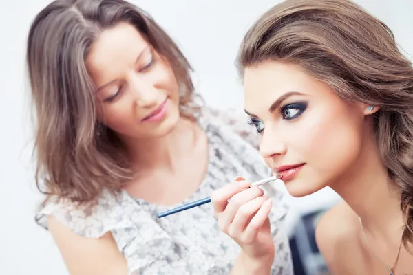 Toepassing van lippenstift met een borstel — Stockfoto