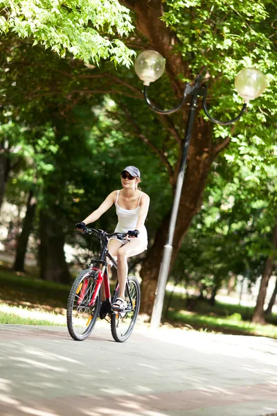 Cycling in the park — Stock Photo, Image