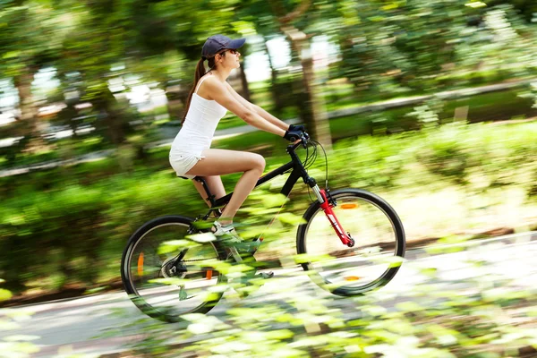 Girl cycling — Stock Photo, Image