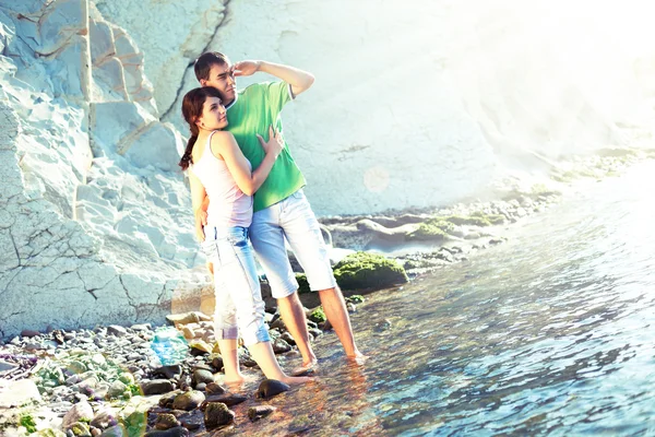 Pareja en la orilla del mar — Foto de Stock