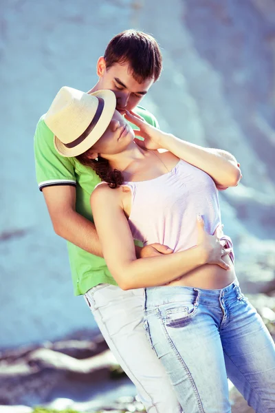 Sexy paar liefdevolle op de rotsachtige kust — Stockfoto