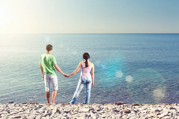 Jeune couple sur la plage — Photo