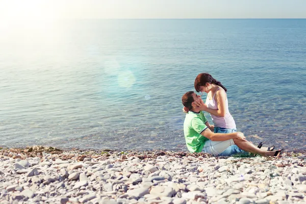 Couple aimant sur la plage — Photo