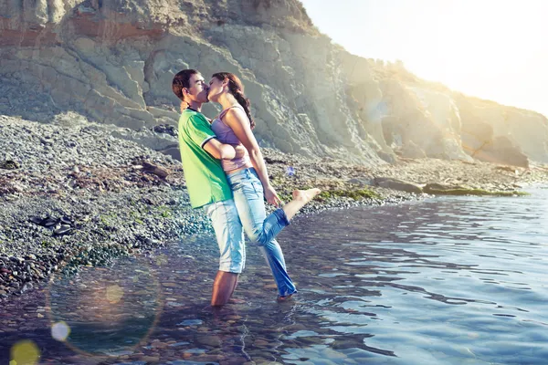 Gepassioneerd paar zoenen op het strand — Stockfoto