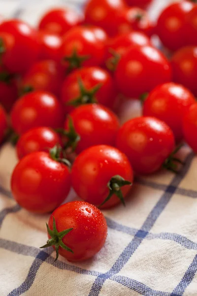 Pomidory na ręcznik — Zdjęcie stockowe