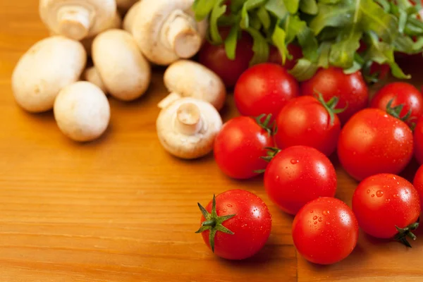 Pomidory, grzybami i rukolą — Zdjęcie stockowe