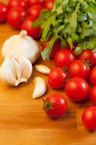 Tomatoes, garlic and arugula — Stock Photo, Image