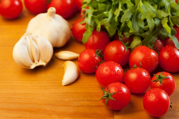 Pomidory, czosnek i rukolą — Zdjęcie stockowe