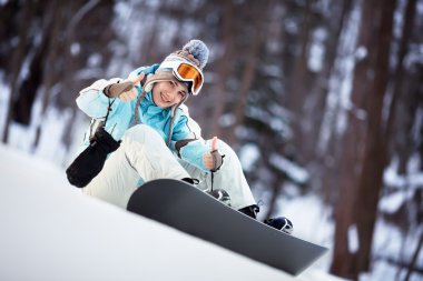 güzel genç kadın snowboard başparmak göstermek yukarıya ile