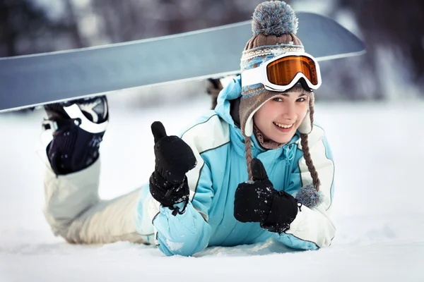 Mulher snowboarder mostrando polegares para cima — Fotografia de Stock