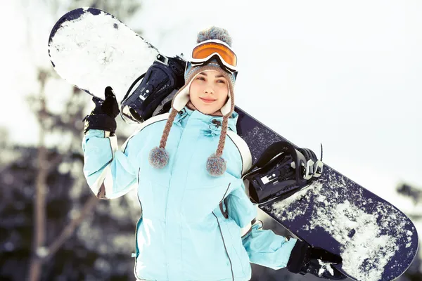 Giovane donna con snowboard — Foto Stock