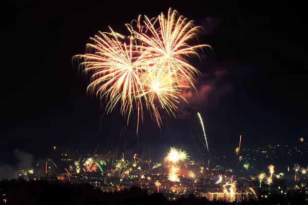 Stadtbild mit Feuerwerk — Stockfoto