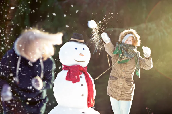 Lotta con la palla di neve — Foto Stock