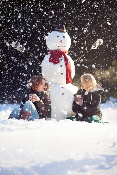 Hora del té con un muñeco de nieve —  Fotos de Stock