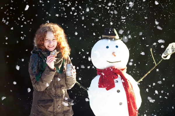 Hora del té con un muñeco de nieve —  Fotos de Stock