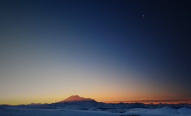 Şafakta Elbruz Dağı