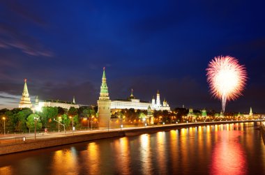 Moskova kremlin üzerinde havai fişek