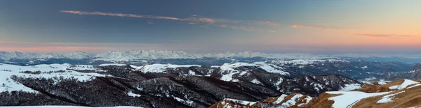 明け方にカフカス山脈 — ストック写真