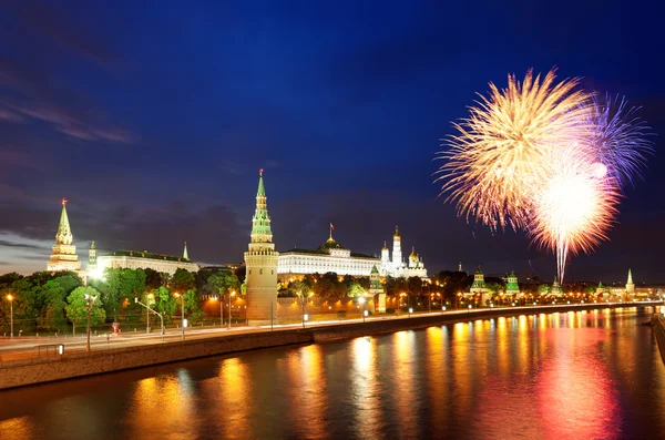 Vuurwerk over het kremlin van Moskou — Stockfoto