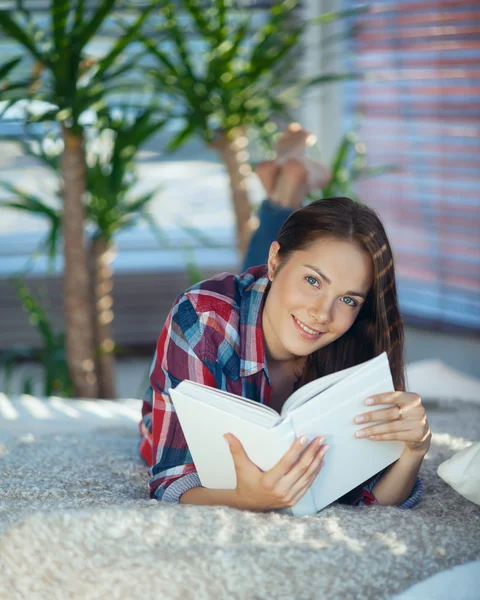 Menina lendo um livro — Fotografia de Stock