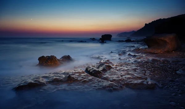Tramonto sulla costa rocciosa — Foto Stock
