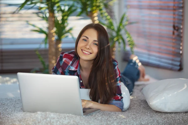 Vrouw surfen op het net thuis — Stockfoto