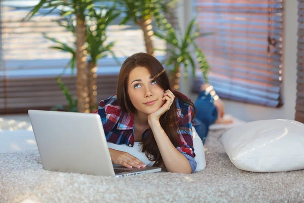 Meisje surfen op het net thuis — Stockfoto