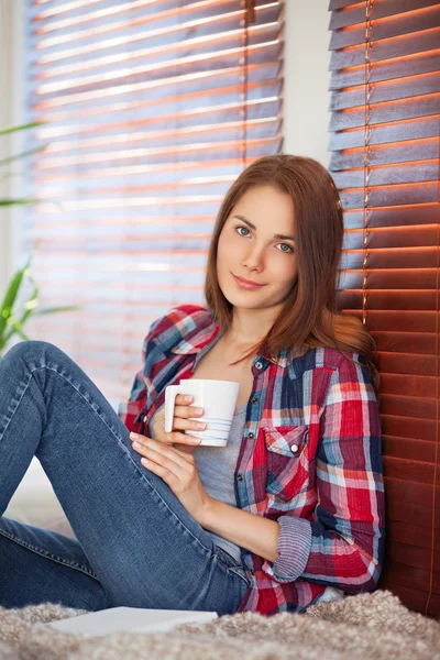 Junge Frau hält eine Tasse — Stockfoto