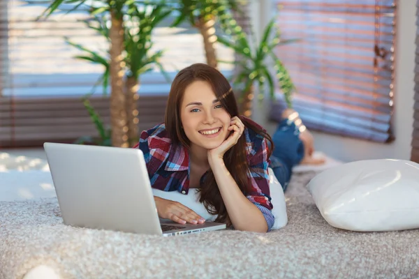 Mädchen surft zu Hause im Netz — Stockfoto