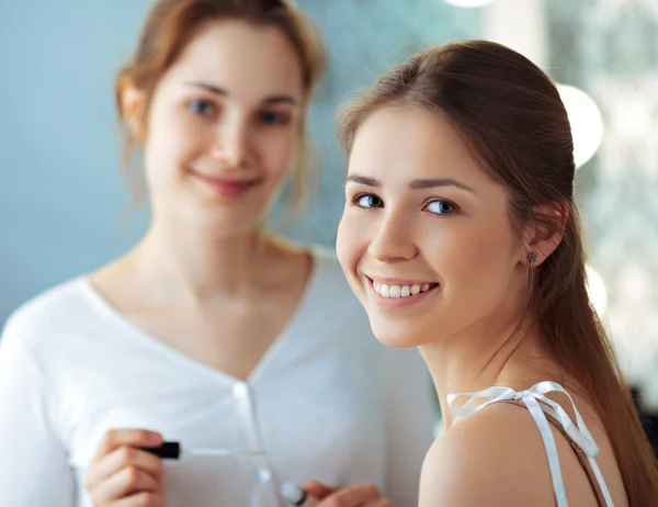 Modelo y maquillador — Foto de Stock