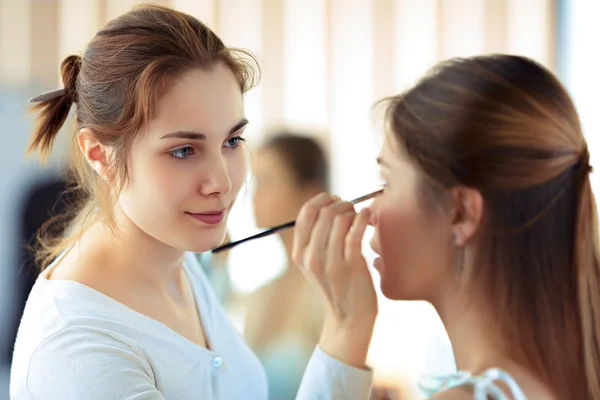 Maquiagem artista aplicando sombras — Fotografia de Stock