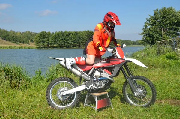 Flickan som sitter på sportbike mx — Stockfoto