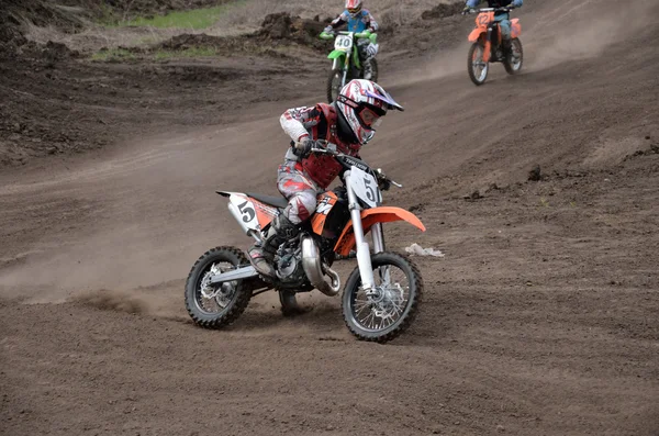 Départ avec accélération hors du coureur MX au virage à gauche — Photo