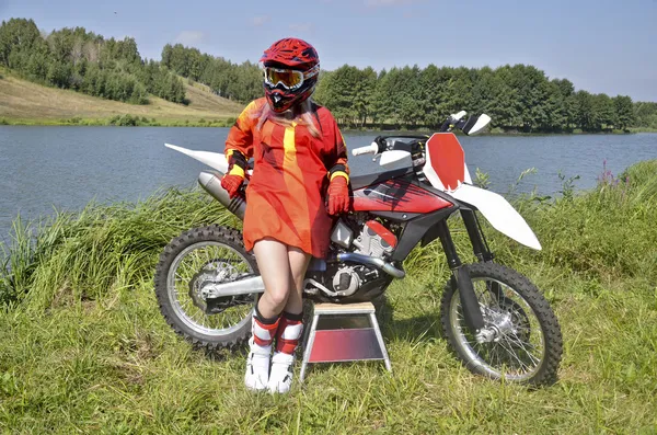 Dziewczyna i motocyklowych mx przez jezioro — Zdjęcie stockowe