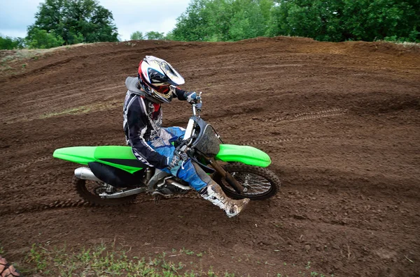 MX binici kir tepede bir döner