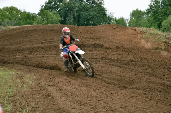 MX závodník na motorce zrychluje — Stock fotografie