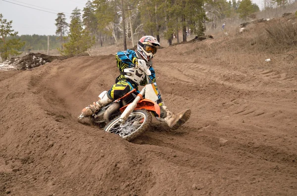 MX rider pendlade helt av sand med — Stockfoto