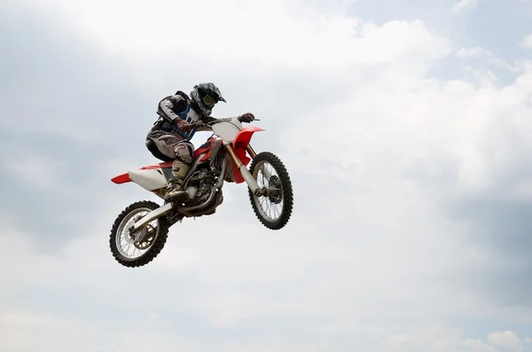 Rider Tekerlek motokros motosikleti bir dönüş ile yükselen uçuş