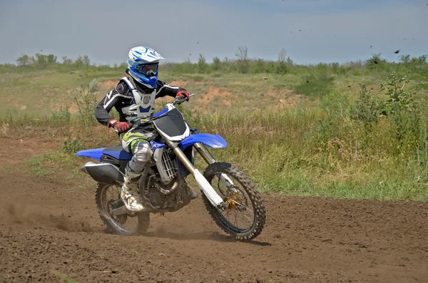 MX piloto em uma motocicleta em uma curva — Fotografia de Stock