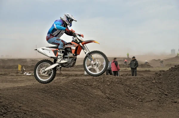 Motocrossförare hoppar av motorcykel — Stockfoto
