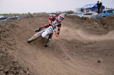 büyük eğim ile veering motocross yarışçısı