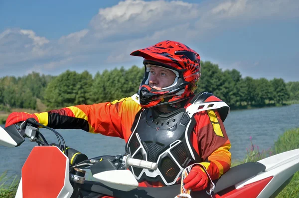 Rider motocross motocykl w pobliżu — Zdjęcie stockowe