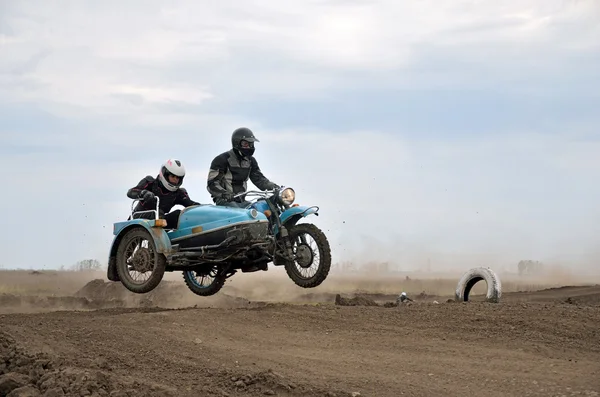 レトロな mx ライダーによって空気でウラル サイドカーがついたオートバイ — ストック写真