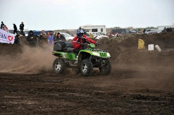 ATV cross rider nel movimento mentre il corvo vola pista — Foto Stock