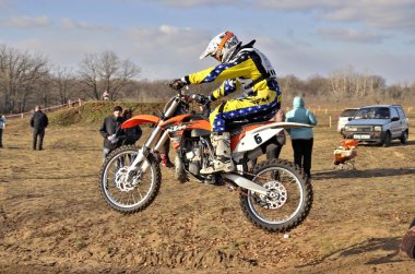 saltation üzerinde bir motosiklet motocross binici, kum tepeleri ro